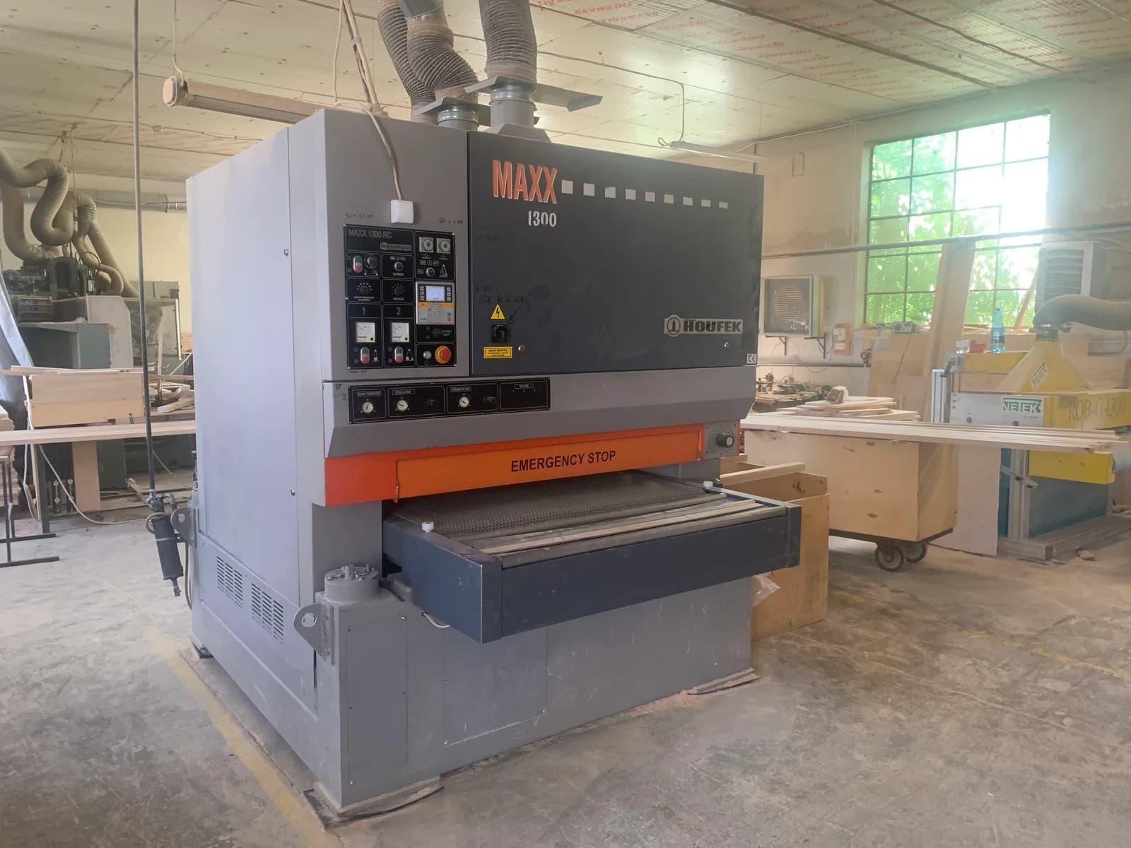 Houfek MAXX 1300 breedbandschuurmachine – oppervlaktevoorbereiding voor het spuiten