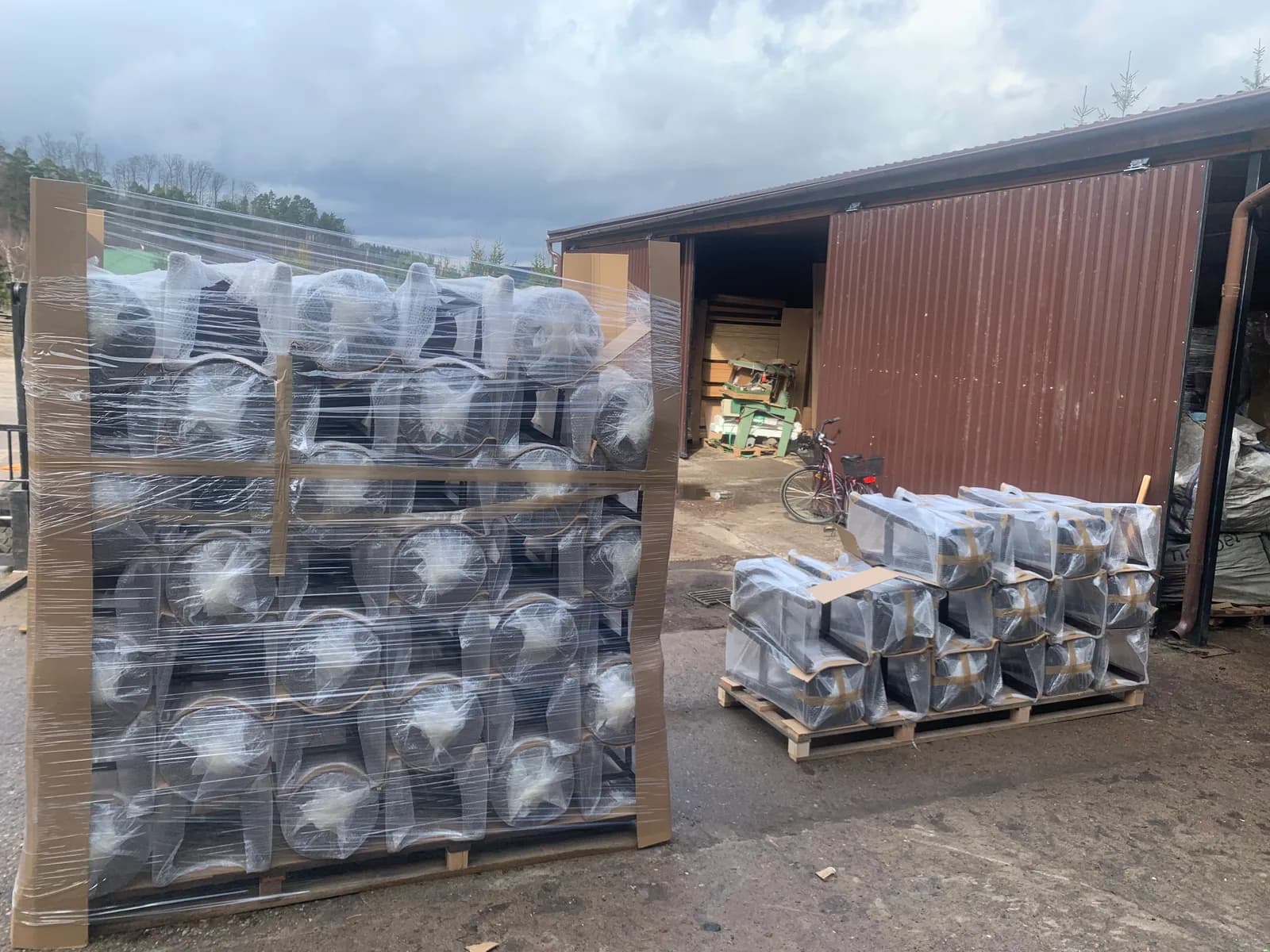 KONAR meubelpallets klaar voor export