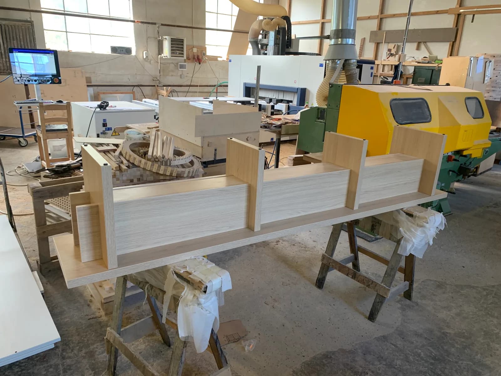 Ervaren meubelmakers assembleren meubelcomponenten in de KONAR-fabriek
