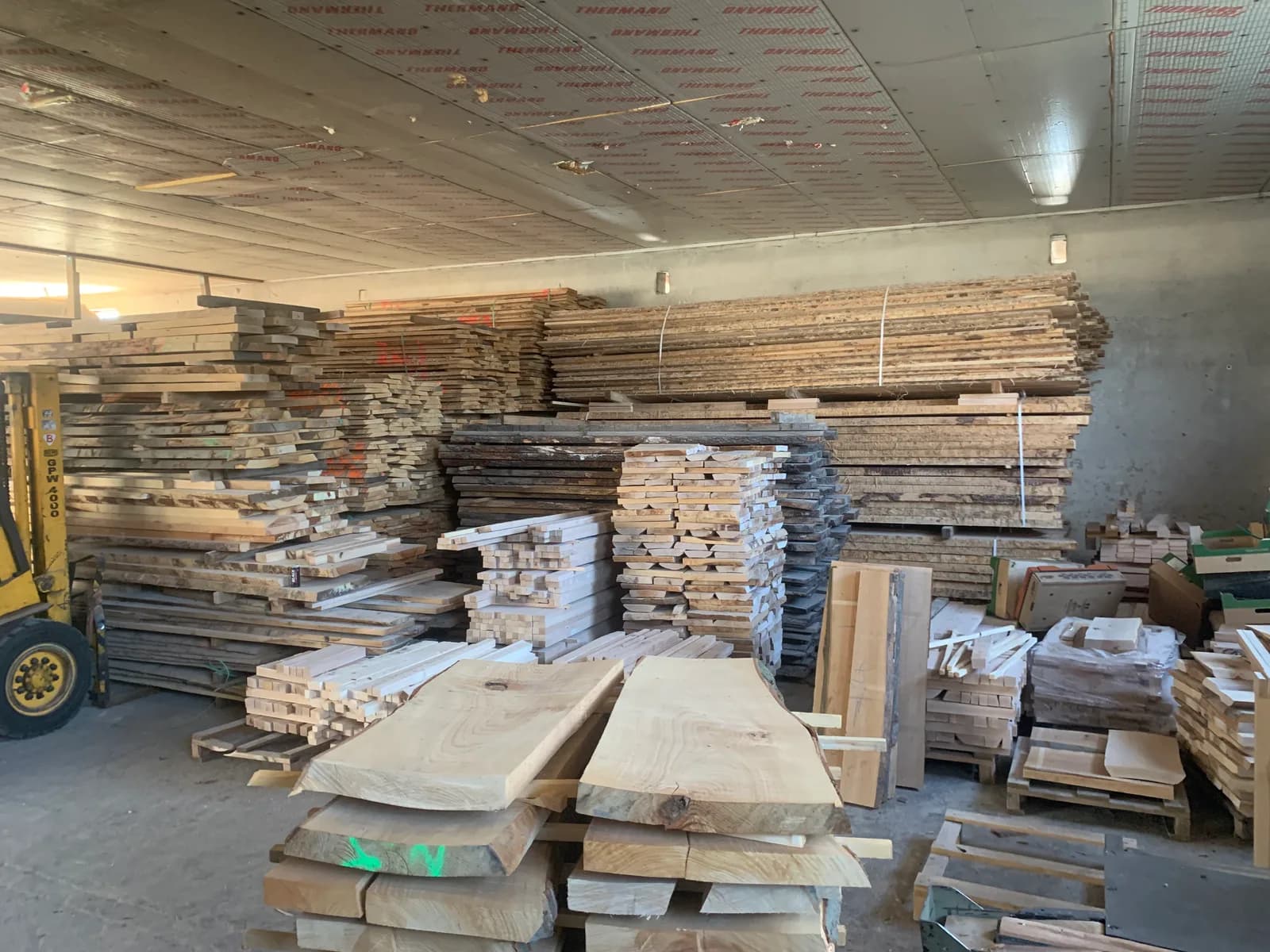 Holz- und Plattenlager von KONAR – Materialreserven für Großaufträge