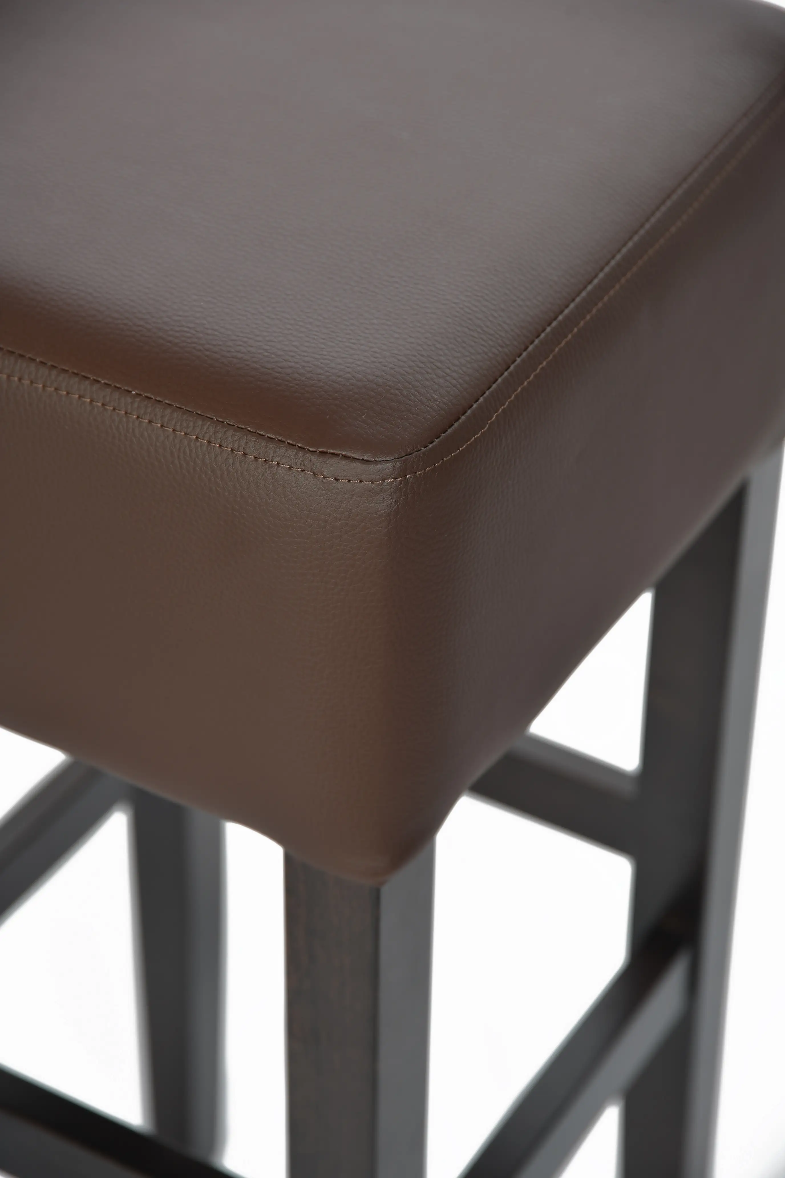 Hoker MILO z boku – lakierowana podstawa drewniana KONAR